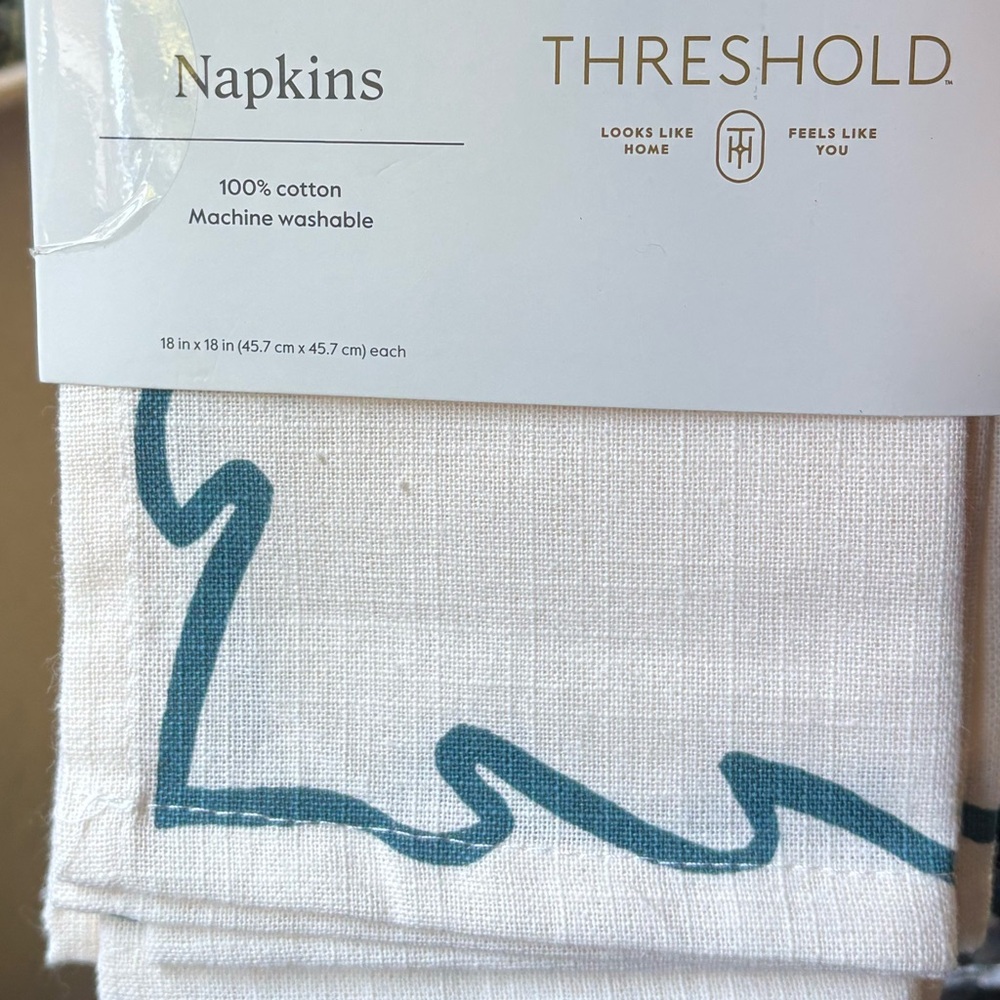 THRESHOLD NWT 4pc 100% cotton coastal blue wave dinner napkins - Picture 3 of 4